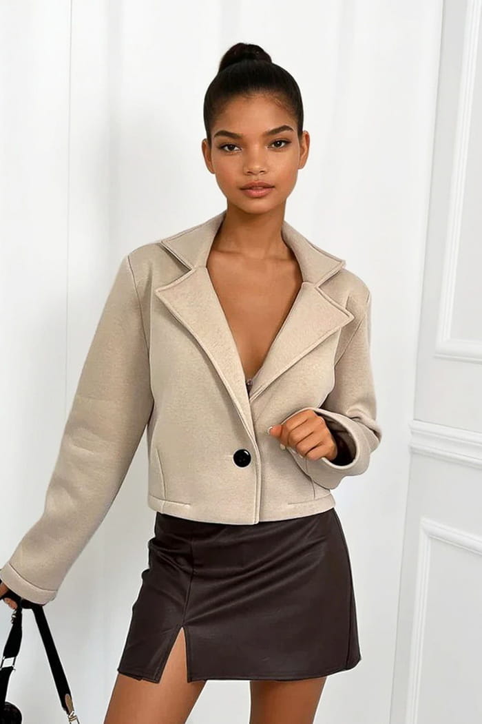 Dámske hrubé krátke sako vo farbe LATTE