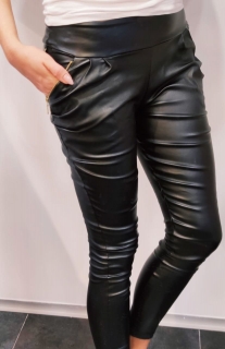 Dámske čierne koženkové nohavice