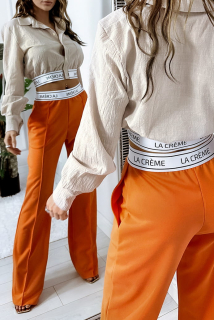 Dámsky komplet, oranžové nohavice + košeľa vo farbe LATTE